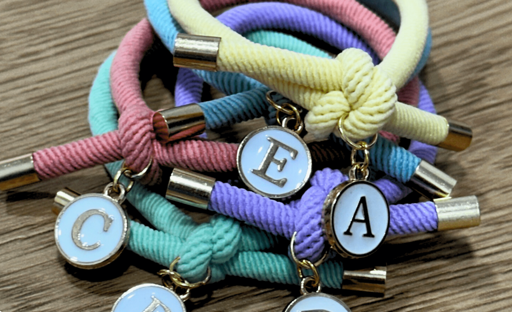 Pulsera elástica de colores con inicial: el detalle perfecto para todas las ocasiones