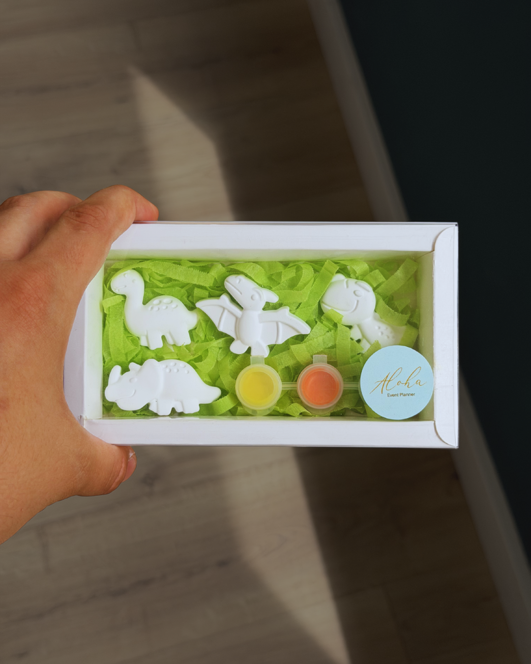 Caja regalo Pack Dinosaurio con viruta verde detalle creativo para niños en eventos