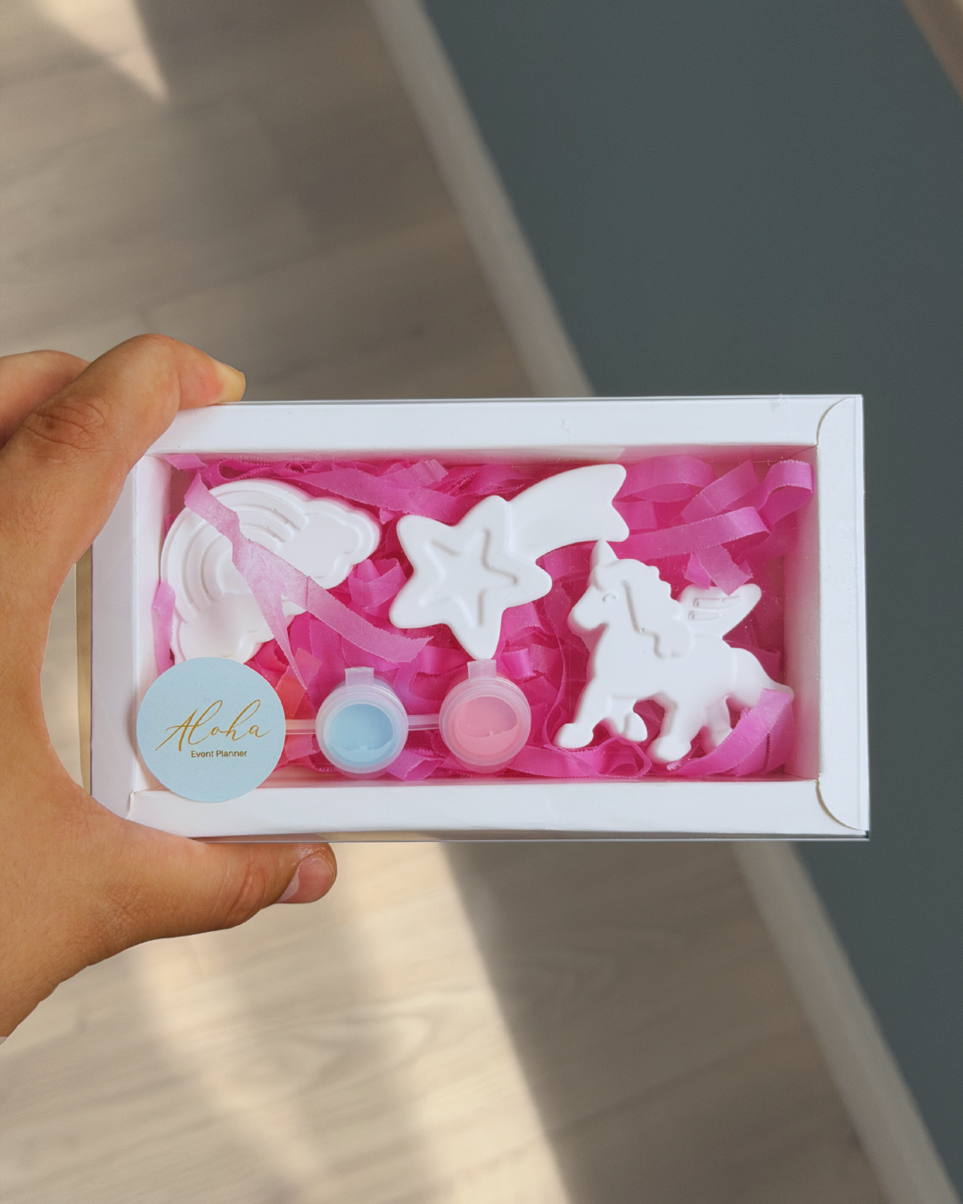 Detalle de caja regalo infantil pack arcoiris para pintar en eventos y comuniones