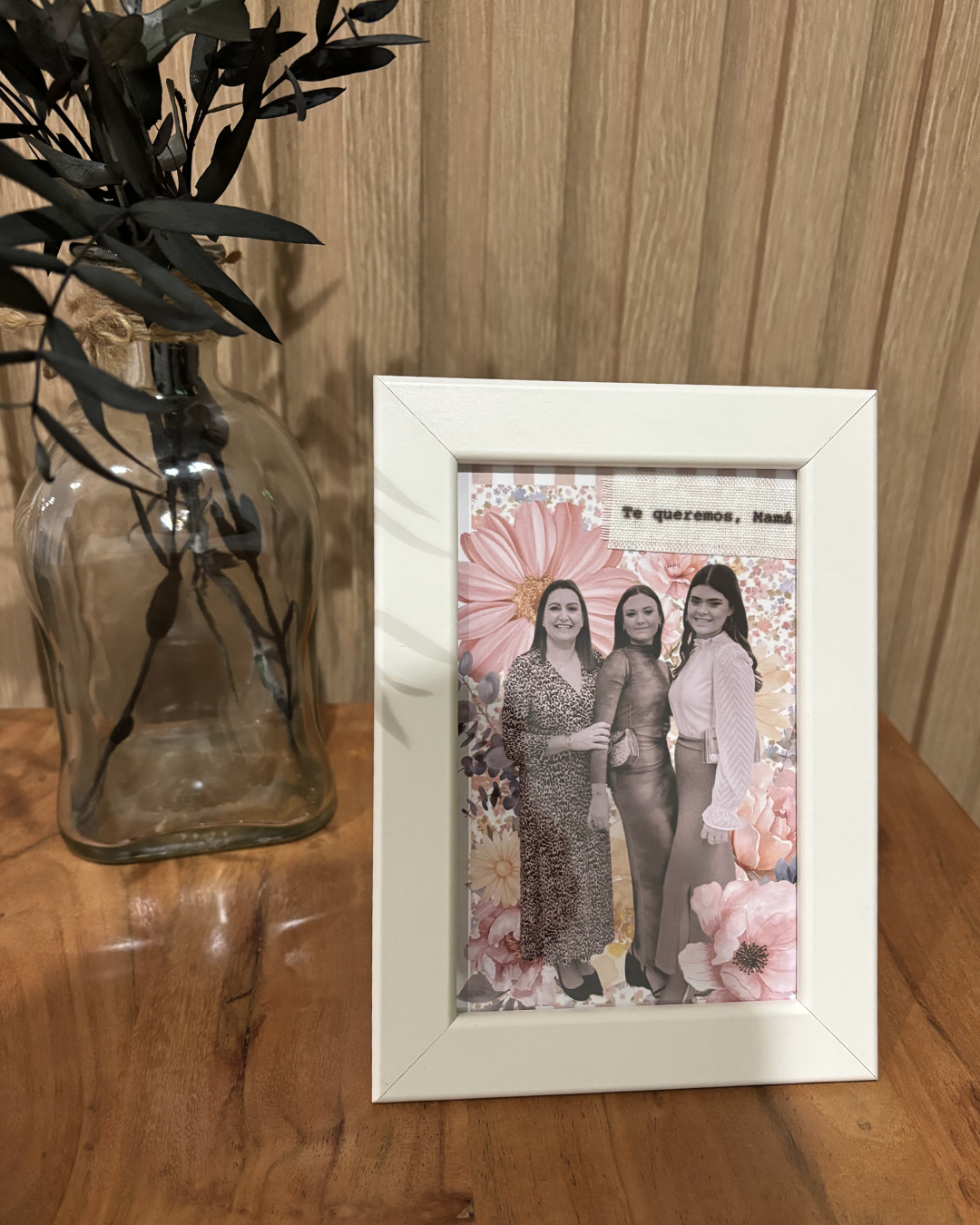 Marco blanco con collage de fotos personalizado y detalle de texto en tela para mamá