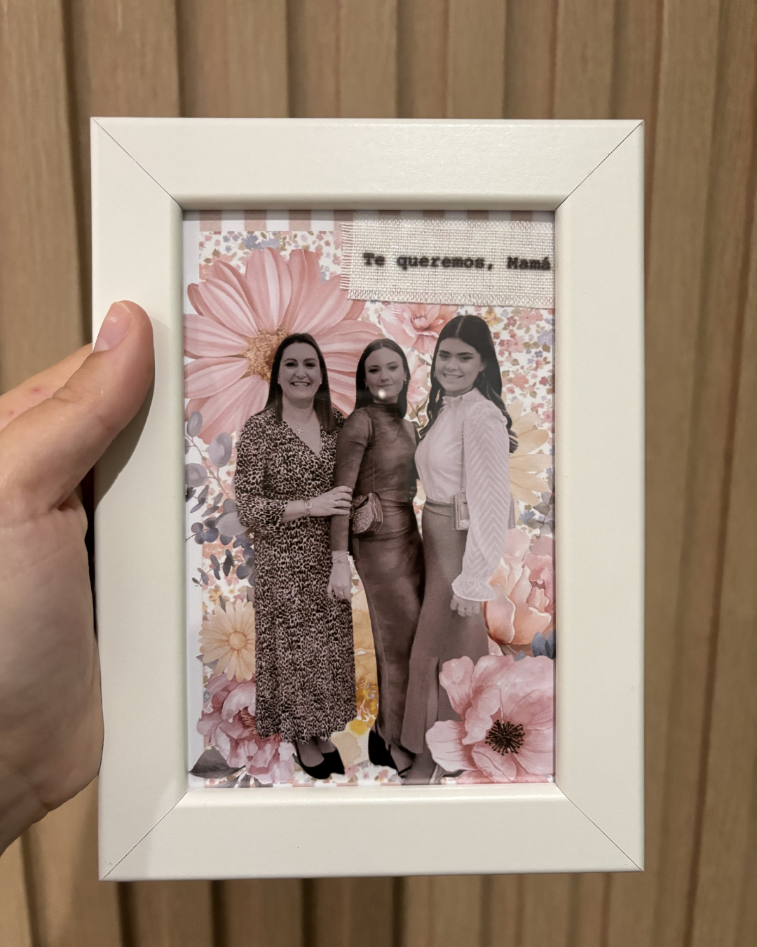 Detalle de marco personalizado artesanal con collage de fotos familiares de Aloha Event Planner